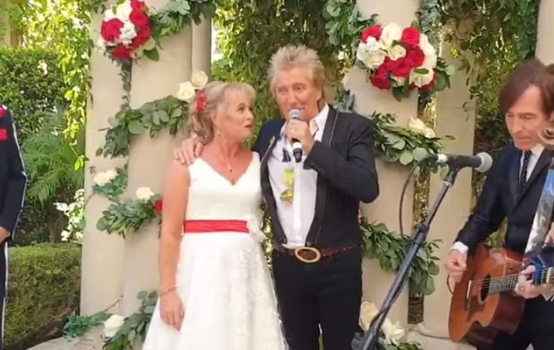 VIDEO | Falimentul agenției de turism Thomas Cook era să le strice nunta de vis. Șocul inițial s-a transformat într-o surpriză uriașă: le-a cântat Rod Stewart!