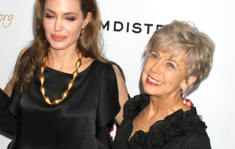 Angelina Jolie, la cuțite cu mama lui Brad Pitt! I-a călcat în picioare convingerile de-o viață