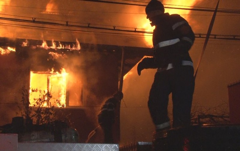 Incendiu în Bacău. Trei case au fost înghițite de flăcări, iar zeci de pompieri s-au luptat cu vâlvătaia