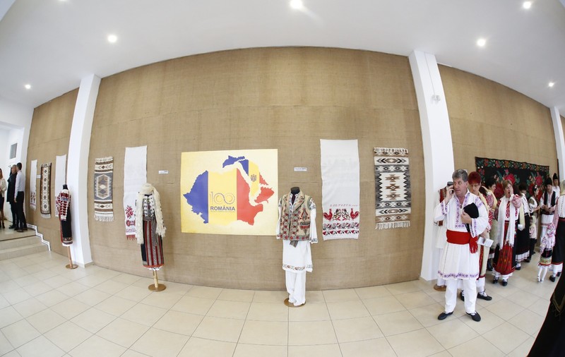 Costum vechi de peste 100 de ani, care a "participat" la Marea Unire, expus la Buzău/ FOTO