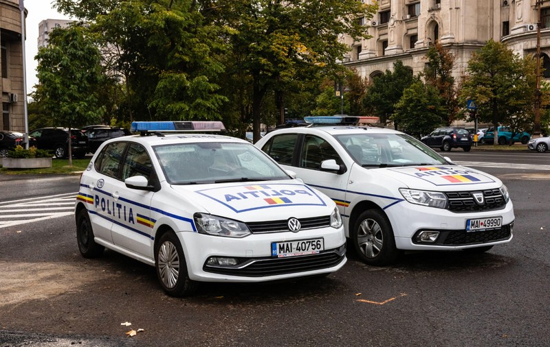 Un bărbat din Oradea a convins 8 oameni să investească sute de mii de lei într-o afacere falsă cu uși de garaj