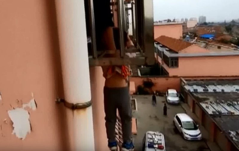 VIDEO | Un copil de 4 ani a fost salvat în ultimul moment după ce era să cadă prin grilajul de la geam!