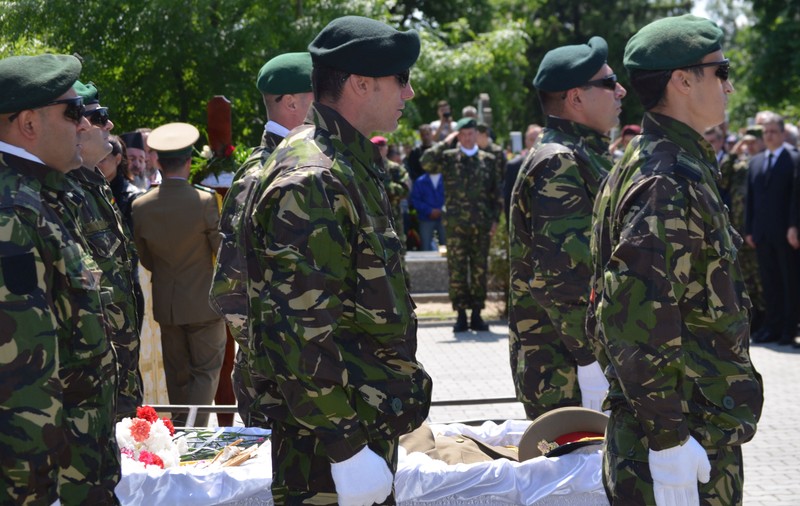 Ajutorul de deces pentru urmaşii militarilor şi poliţiştilor cu peste 25 de ani vechime, plafonat la 12 salarii- legea salarizării unitare