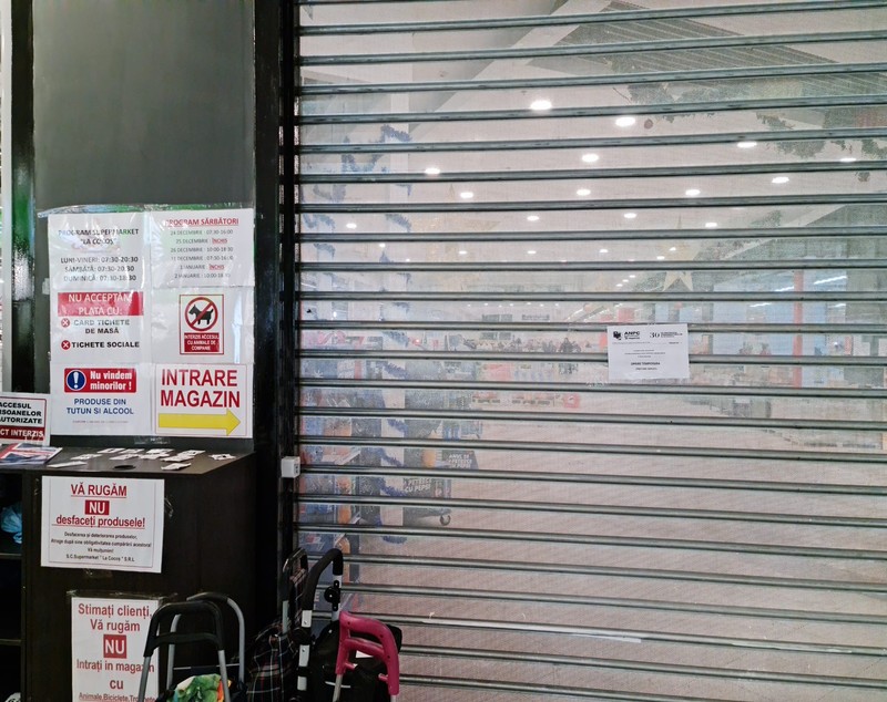 Supermarketul La Cocoş din București, amendat cu 20.000 de lei şi închis de ANPC