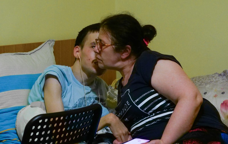 FRICA DE AZILE. O mamă care își îngrijește fiul cu handicap se gândește ce se va întâmpla cu acesta când ea nu va mai fi: „Timpul trece în defavoarea mea, că îmbătrânesc, și a lui, că statul român nu-i oferă decât soluția aia”