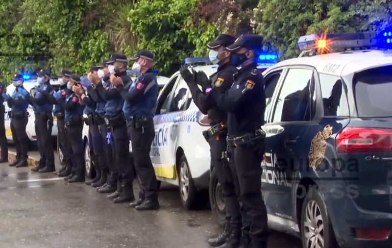 Ropote de aplauze în fața spitalului La Paz, din Madrid. Polițiștii și medicii și-au adus omagii în lupta împotriva coronavirusului
