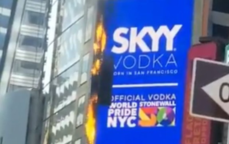  VIDEO | Un ecran publicitar digital uriaș din Times Square a luat foc 