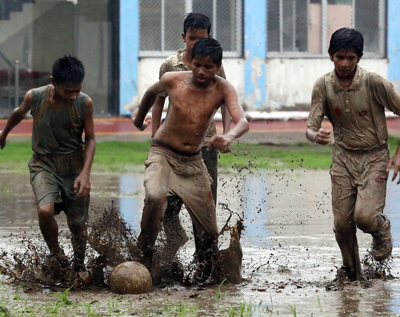 Copiii din India joacă fotbal în noroi, inspirați de idolii de la Cupa Mondială 2018 | GALERIE FOTO&VIDEO