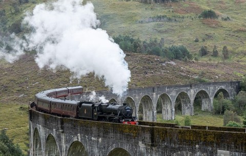 Viaductul Glenfinnan, situat în Highlands-ul scoțian, pod feroviar suspendar Harry potter 