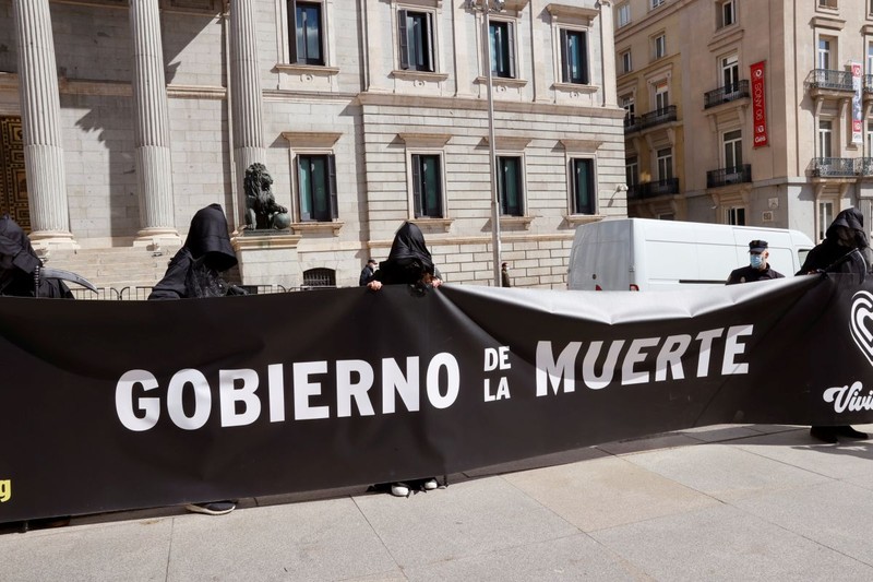 Demonstrație împotriva legii eutanasiei, în fața parlamentului din Madrid FOTO: EPA