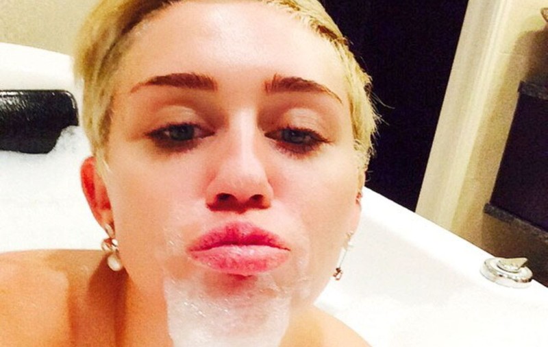 Poza care i-a șocat pe fanii lui Miley Cyrus! Cântăreața, fotografiată complet goală în baie | FOTO