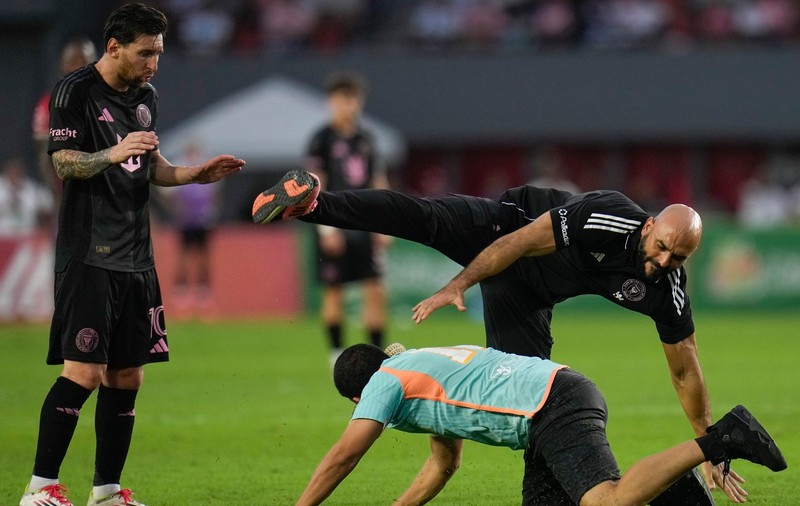 Bodyguardul lui Messi, făcut KO de un fan, pe terenul de fotbal: Cum a reacționat după ce a fost pus la pământ. Imagini virale