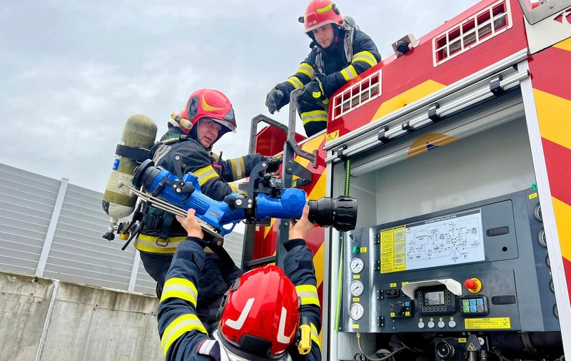 Trei persoane din Sibiu au fost transportate la spital după ce au încercat să stingă un incendiu de vegetație izbucnit în apropierea locuinței