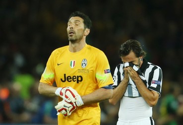 epa04787006 Goalkeeper Gianluigi Buffon (L) and Andrea Pirlo (R) of Juventus react after loosing the UEFA Champions League final soccer match between Juventus FC and FC Barcelona at Olympiastadion in Berlin, Germany, 06 June 2015. EPA/INA FASSBENDER