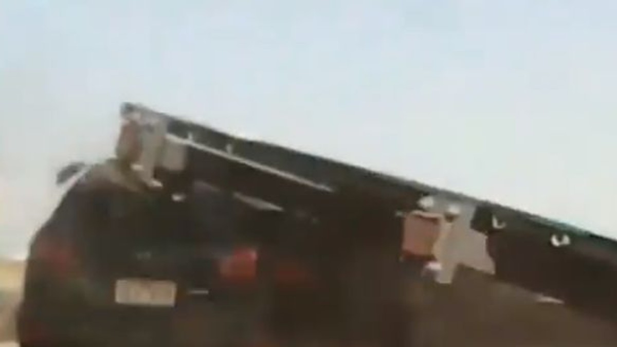 Moment șocant pe autostradă. Un panou s-a desprins și a lovit o mașină