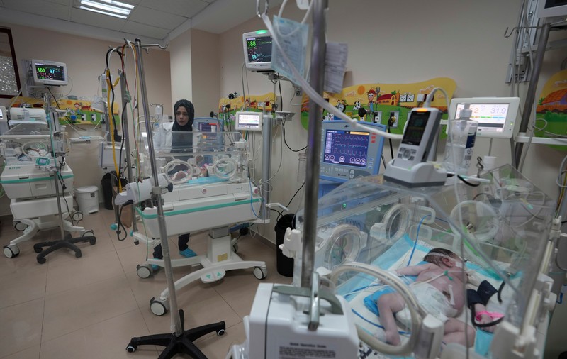 „Nu pot spune cât timp pot rezista”. Nou-născuții din Gaza se află într-o situație disperată, după ce incubatoarele au fost oprite și stau în frig