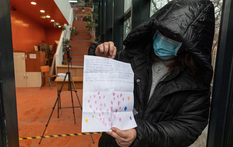 Scrisoarea emoționantă pe care o fetiță de 8 ani i-a dat-o învățătoarei, când s-au văzut față-n față, după trei luni de ore online