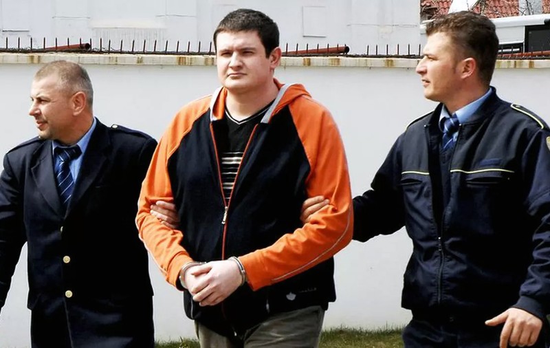 Criminalul mai sadic decât Rîmaru. După ce omora, lua bani de la părinţii fetelor ucise, îi suna şi se întâlnea cu ei, „pentru a nu-i face să sufere”