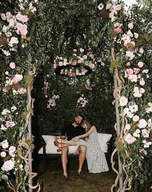 Taylor Swift a fost cerută în căsătorie de Travis Kelce. Cât ar valora inelul de logodnă și cum a reacționat Donald Trump când a auzit vestea