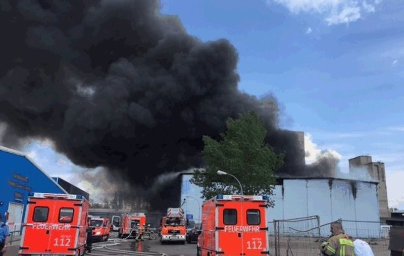 Incendiu de proporții la un mare centru comercial! Pompierii spun că nu pot stinge focul