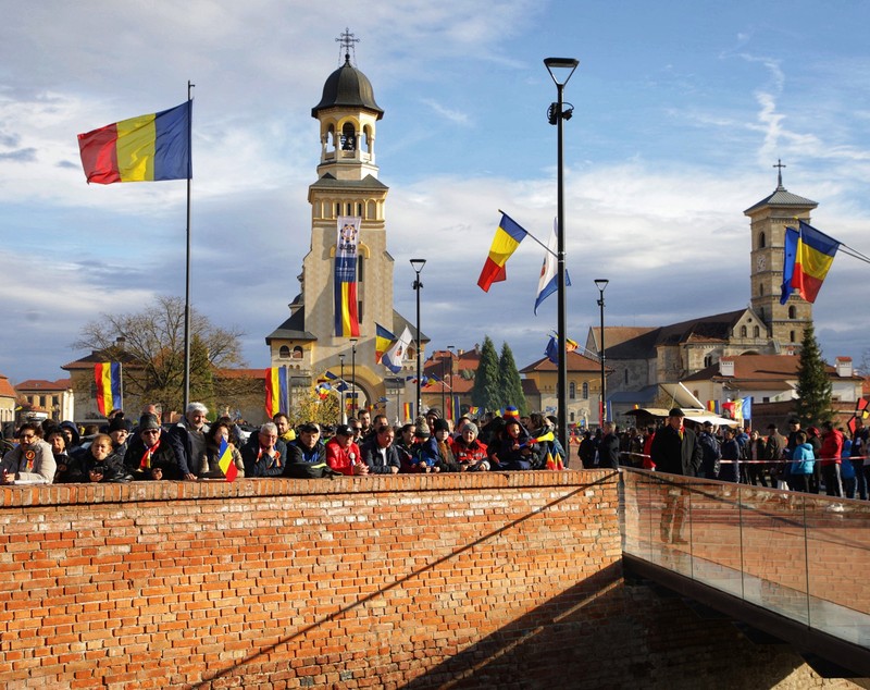 REPORTAJ. Am petrecut 24 de ore cu simpatizanții AUR care s-au urcat în „trenul Unirii”. Ce îi unește în cuget și-n simțiri pe susținătorii lui George Simion
