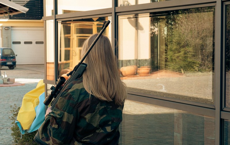 Situație neprevăzută de legea marțială din Ucraina: mama soldat, tatăl are grijă de copil
