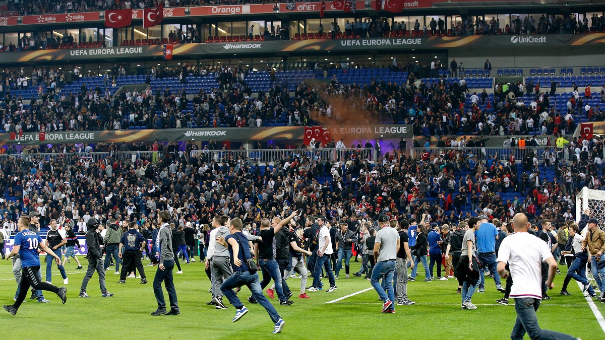 Măsuri de securitate fără precedent cerute de președintele lui Lyon după ce suporterii de la Beșiktaș au intrat cu bombe artizanale pe stadion. Aulas, la un pas să ia și el bătaie!