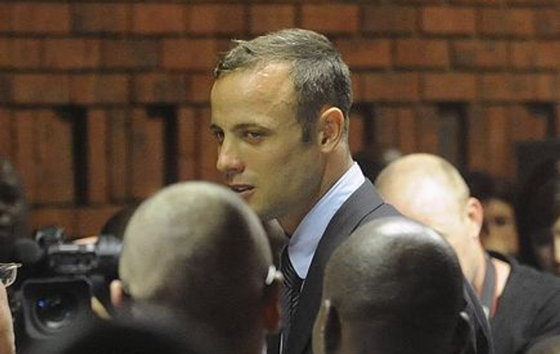 Unchiul atletului Pistorius: "Oscar este ameţit de şoc şi de durere"