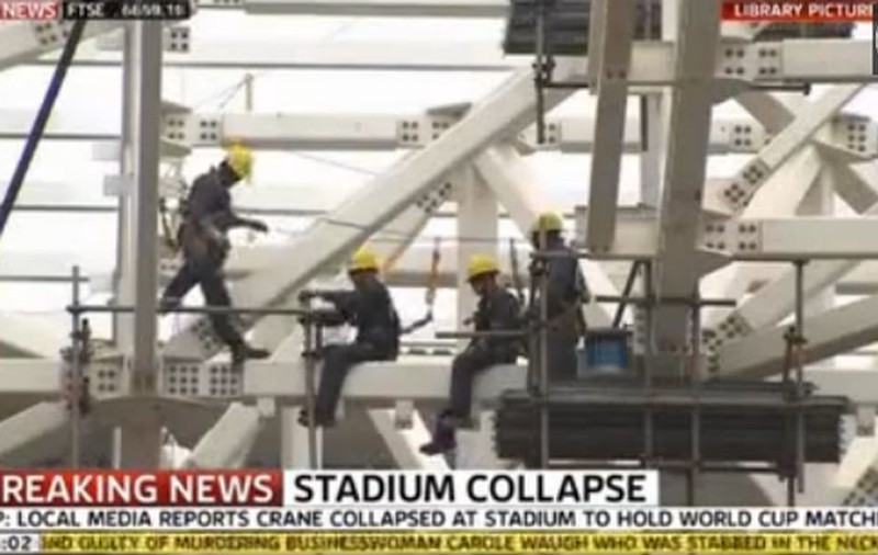 O macara s-a prăbuşit pe stadionul unde va avea loc CEREMONIA de DESCHIDERE A CAMPIONATULUI MONDIAL de FOTBAL din Brazilia! Trei persoane au murit!