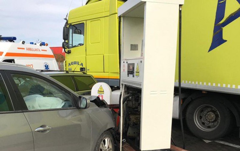 A intrat cu mașina într-o stație de benzină. Accidentul rutier care se putea termina tragic