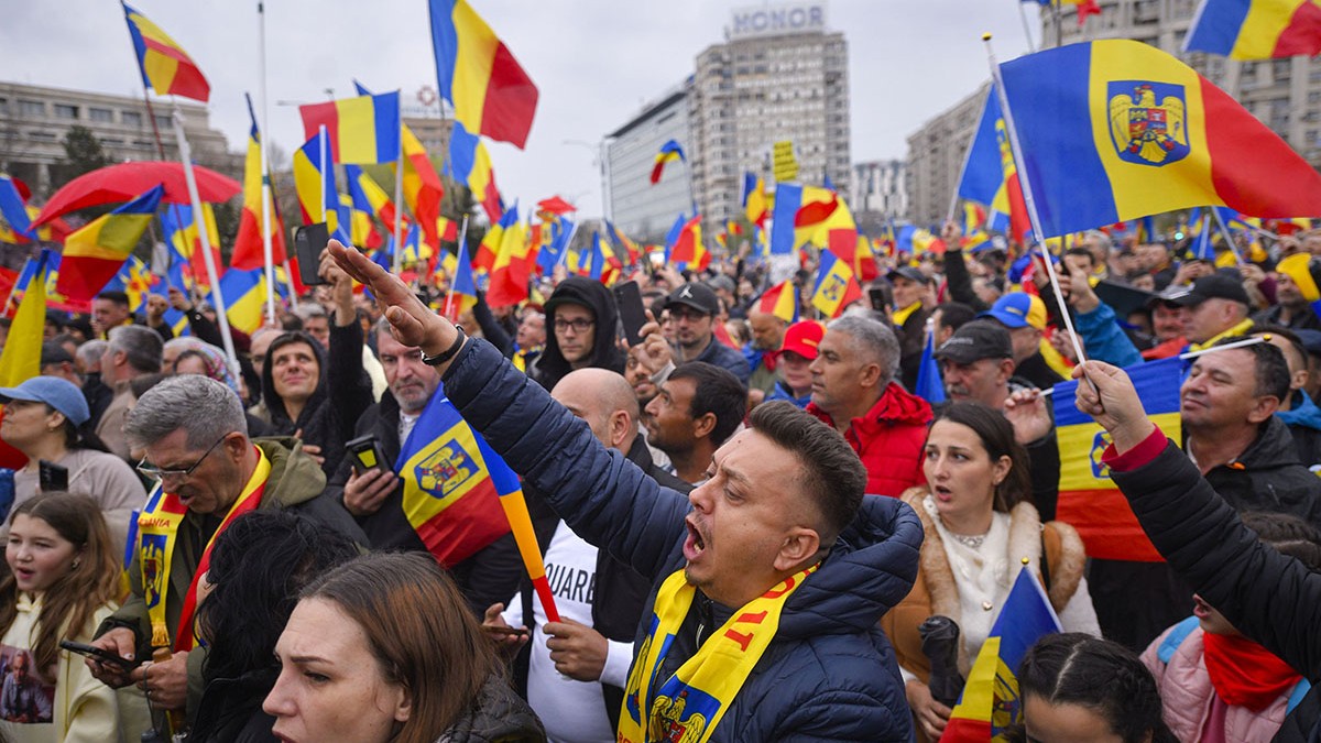Zeci de persoane participa la un protest