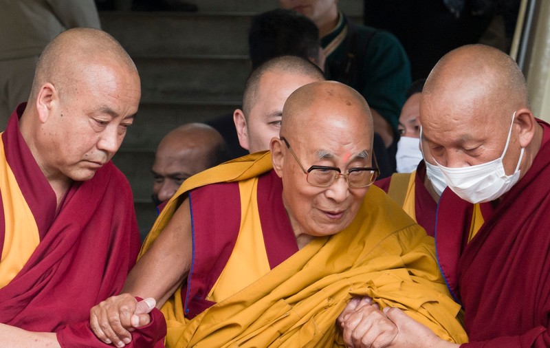Dalai Lama, mesaj după o operaţie la genunchi: "Sunt bine, puteţi fi liniştiţi"