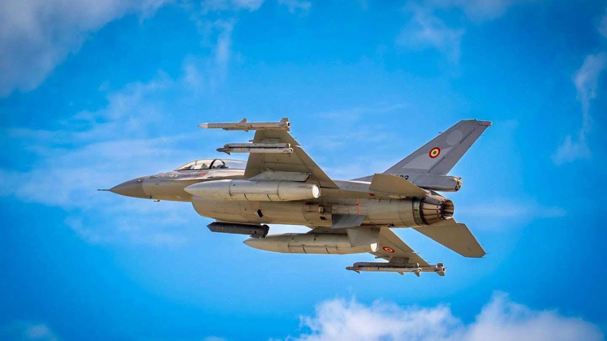 Un avion F-16 al MApN, care survolează România