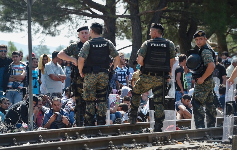 Cer ajutorul NATO, în criza imigranților! Europa se află sub asaltul refugiaților, tot mai multe state iau măsuri radicale