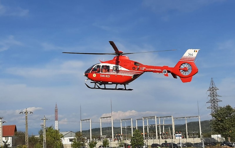 Meci de fotbal, întrerupt în Gorj pentru ca un elicopter SMURD să aterizeze pe teren și să preia un pacient