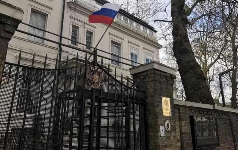 Un bărbat drogat a încercat să intre cu maşina în porţile Ambasadei Rusiei din Bucureşti, dar a fost oprit la timp de un jandarm