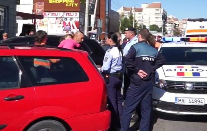 O fetiță de doi ani din Botoșani a fost abandonată în mașină. Părinți au plecat la cumpărături
