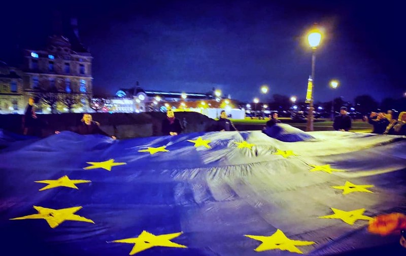 Românii au întins un uriaș steag UE la Paris, de Ziua Cetățeniei Europene. Drapelul, cusut de mână