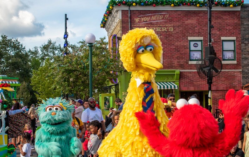 Conservatorii americani îl atacă pe Big Bird, personajul Sesame Street, după ce acesta a promovat vaccinul COVID pentru copii