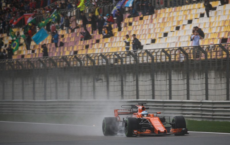 Ceaţa şi ploaia au perturbat antrenamentele la Marele Premiu de F1 al Chinei. Cursa este duminică