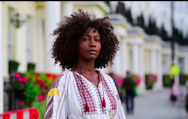 VIDEO | O fată de culoare îmbrăcată în costum popular, imaginea României pentru Centenar. ICR Londra a retras clipul de pe Facebook, din cauza mesajelor naționaliste