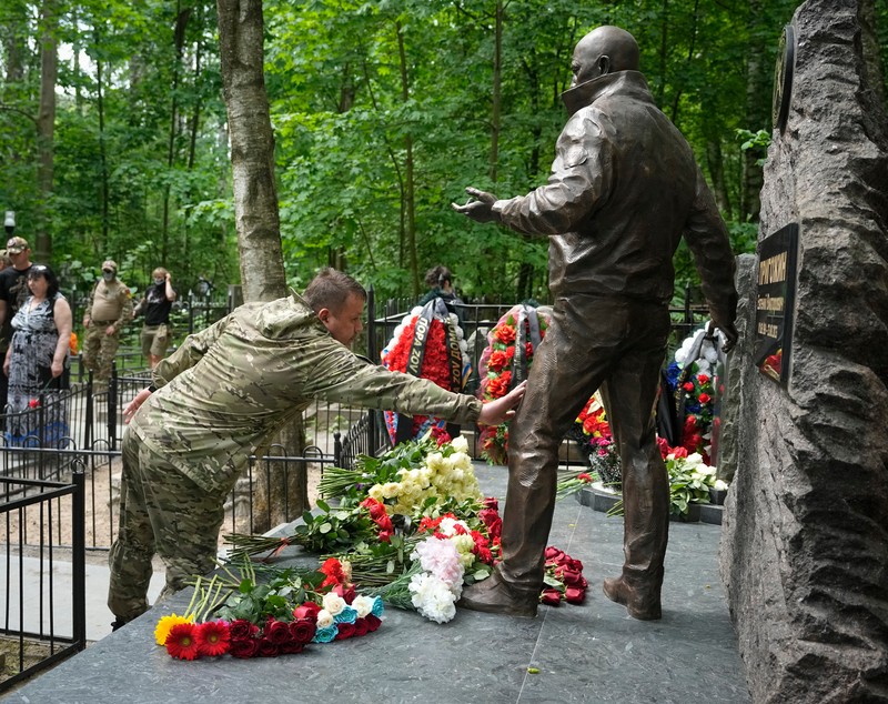 O statuie de bronz a lui Evgheni Prigojin, dezvelită la mormântul său din Sankt Petersburg