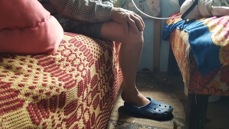 Gheorghe foloseşte greu şi piciorul drept, slăbit din cauza nemişcării