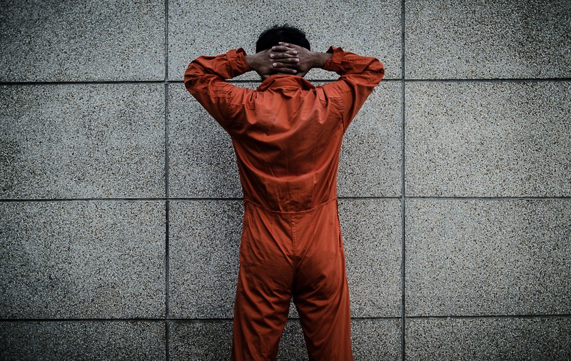 O fotografie cu un suspect terorist, făcută probabil în închisoarea secretă a CIA din România, publicată de The Guardian. Ce se știe despre „situl negru” de la București
