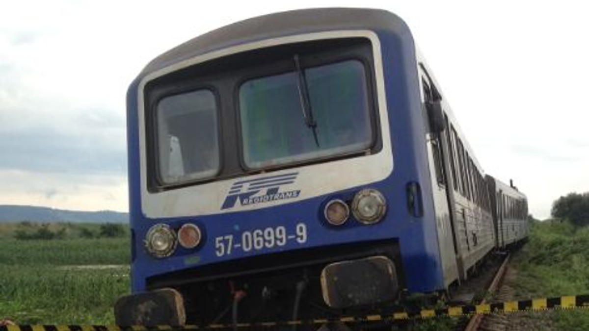Accident pe calea ferată în Bacău: un tren a deraiat după ce a lovit un camion