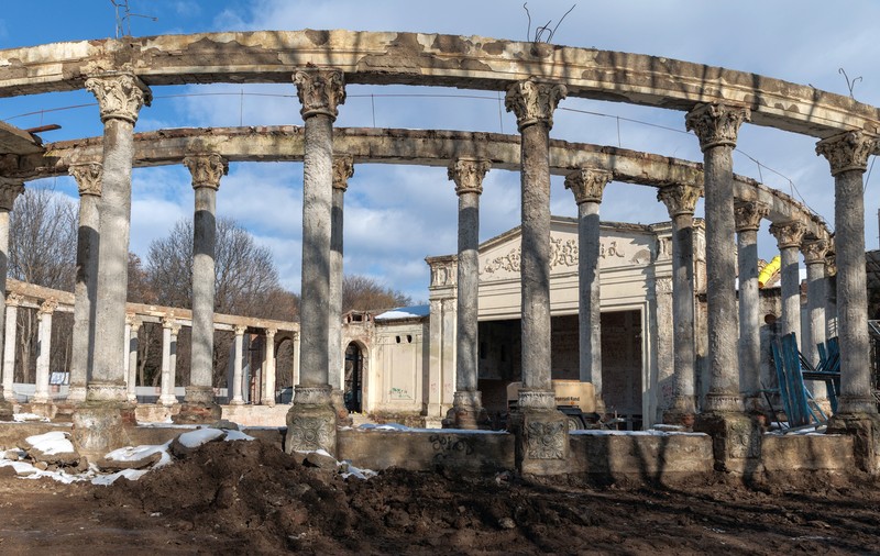 Primarul sectorului 1, Clotilde Armand, a trecut la realizările din mandat „reconstrucția teatrului de vară Bazilescu”, când acolo este încă șantier