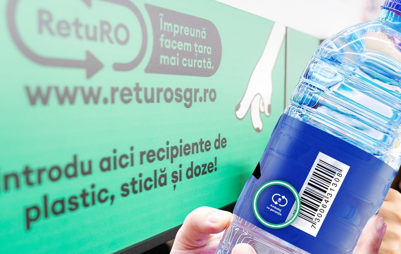Metoda prin care românii pot să păcălească automatele sistemului de reciclare și primesc vouchere pentru sticle care nu sunt în program