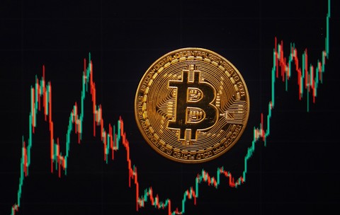 Prăbușirea Bitcoin, explicată de patru specialiști. Scânteia unei crize economice sau doar o panică trecătoare?