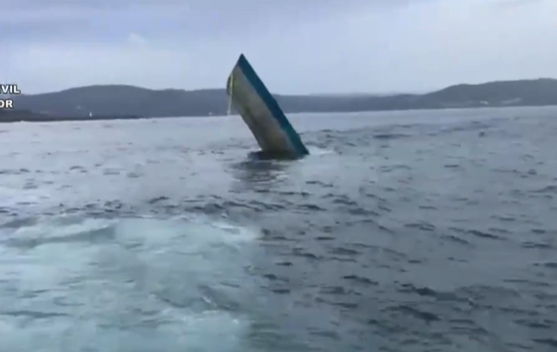 Momentul în care un narco-submarin s-a rupt în două în timp ce era remorcat, în Spania | VIDEO