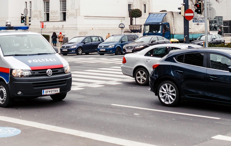 Un român beat și fără permis a crezut că scapă de polițiști și s-a ascuns pe bancheta din spate când a fost oprit, în Austria